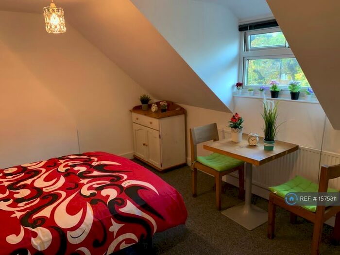 2 Bedroom Flat To Rent In The Ridgeway, Enfield, EN2