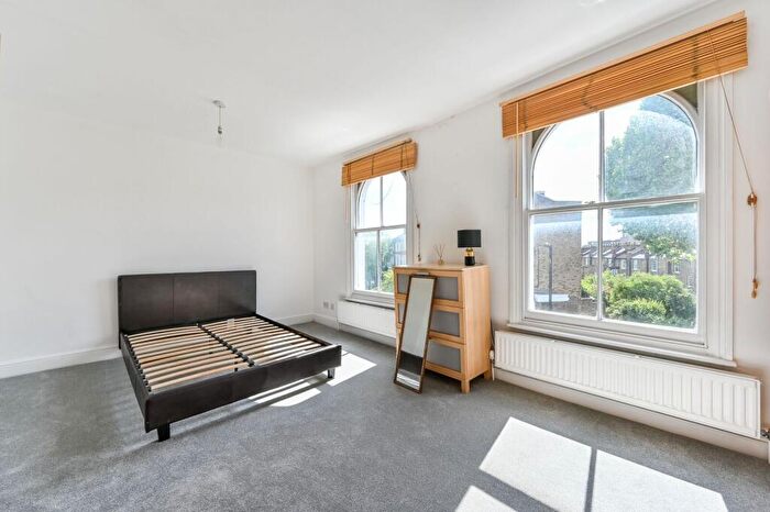 3 Bedroom Maisonette To Rent In King Henrys Walk, Dalston, London, N1