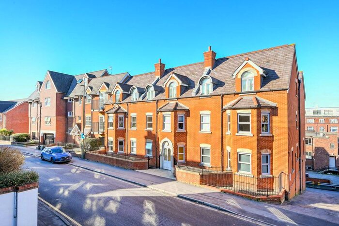 3 Bedroom Flat To Rent In Sydenham Road, Guildford, GU1