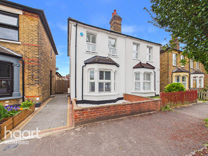 2 Bedroom Semi Detached House For Sale In Honiton Road, Romford, RM7