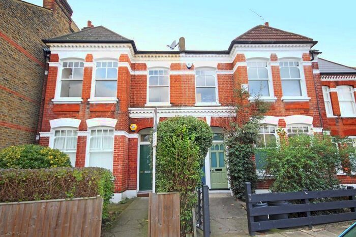 3 Bedroom Flat To Rent In Wix's Lane, London, SW4