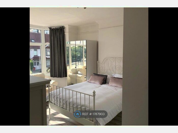 Studio To Rent In Yew Tree Road, Slough, SL1