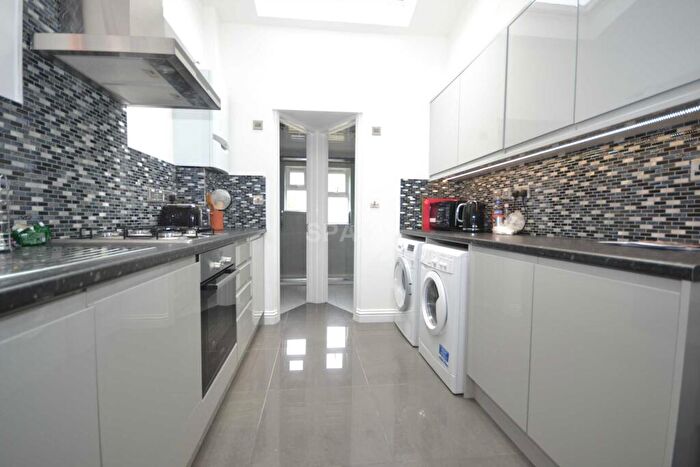6 Bedroom Terraced House To Rent In Grange Avenue, Reading, Berkshire, RG6