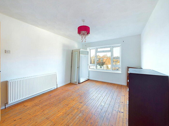 2 Bedroom Flat For Sale In Kingston Close, Hove, BN3