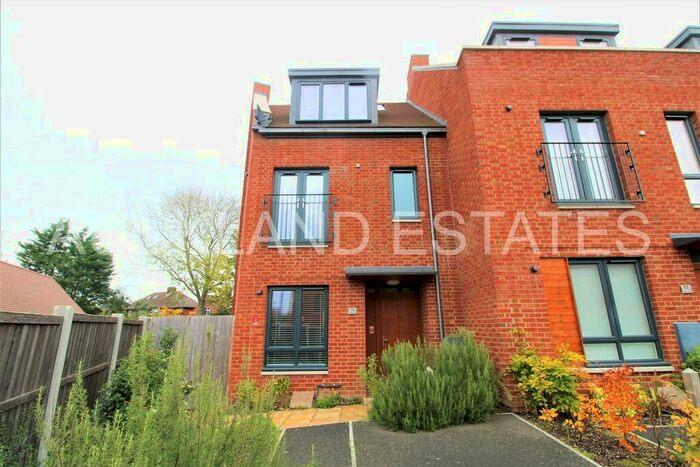 4 Bedroom Town House To Rent In Green Close, Brookmans Park, AL9
