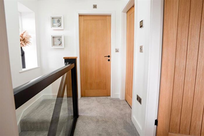 3 Bedroom End Of Terrace House For Sale In Hillcrest Drive, Queensbury, Bradford, BD13