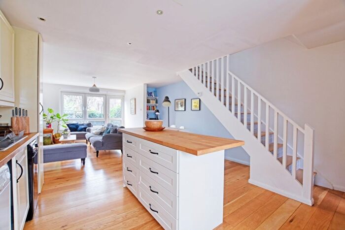 3 Bedroom Maisonette To Rent In Columbia Road, Shoreditch, E2