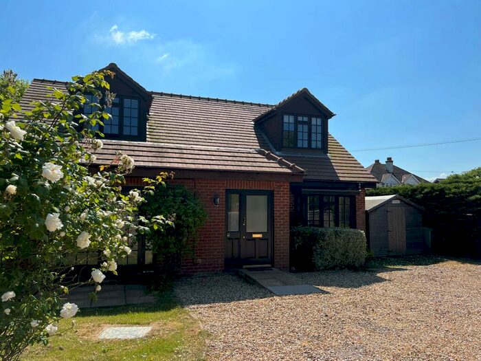 4 Bedroom House To Rent In Main Road, Rookley, PO38