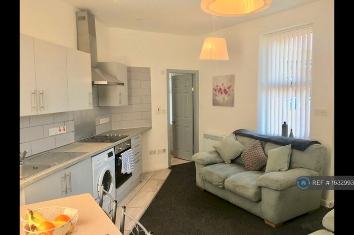 2 Bedroom Flat To Rent In West Gorton, Manchester, M12