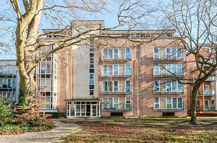 Flat To Rent In Suttones Place, Southampton, Hampshire, SO15