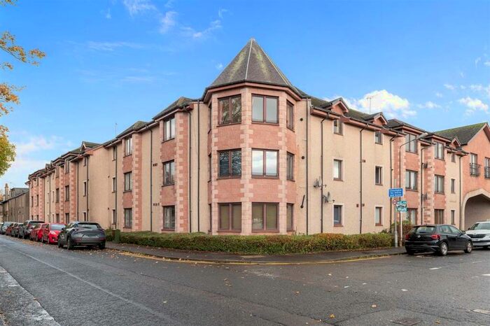 2 Bedroom Flat To Rent In Oliphant Court, Riverside, Stirling, FK8