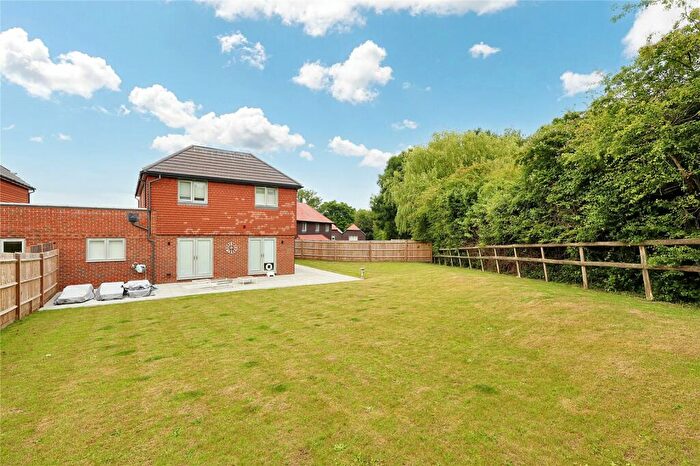 4 Bedroom Link Detached House For Sale In Chilloway Close, Crondall, Farnham, Hampshire, GU10