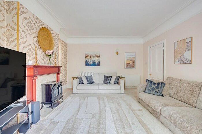 6 Bedroom Semi-Detached House To Rent In Clapham Road, Bedford, Bedfordshire, MK41