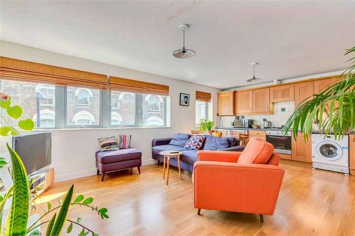 2 Bedroom Flat To Rent In Green Lanes, London, N16