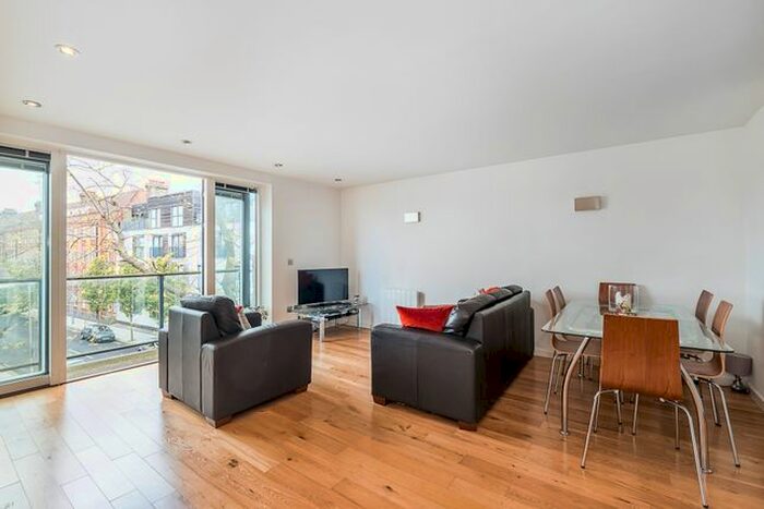2 Bedroom Flat To Rent In The Retreat, Earlsfield, SW18