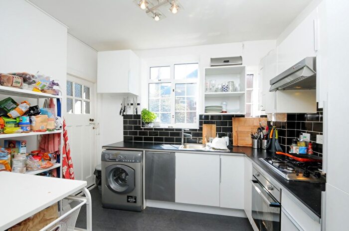 3 Bedroom Flat To Rent In Haslemere Road, London, N8