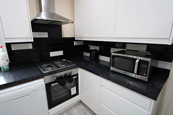 3 Bedroom Flat To Rent In Boscombe Road, London, SW19