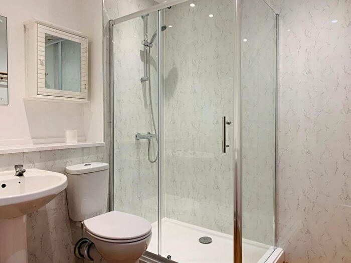 2 Bedroom Flat To Rent In Buckingham Avenue, Perivale, UB6