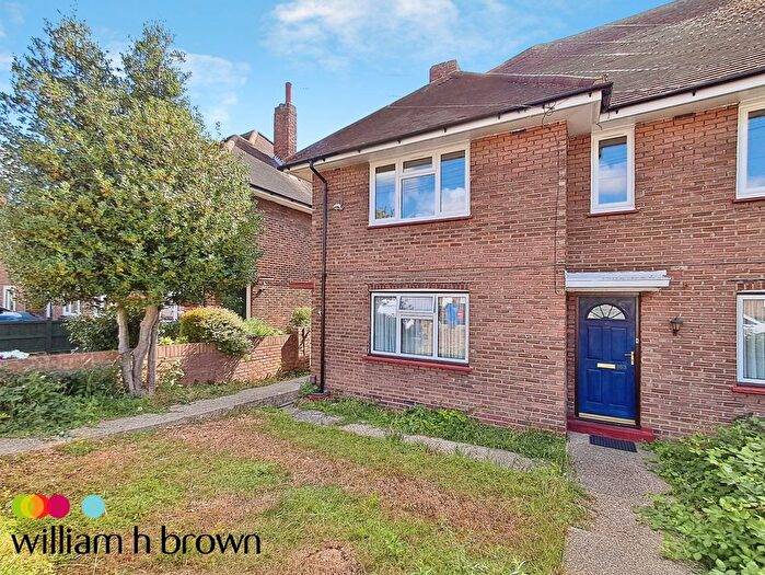 2 Bedroom Maisonette To Rent In Chelmsford Avenue, Romford, RM5