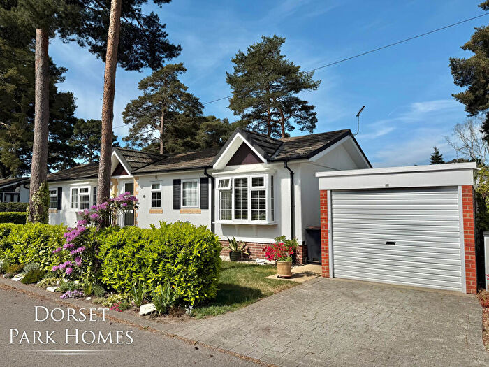 2 Bedroom Park Home For Sale In Lone Pine Park, Ferndown, Dorset, BH22