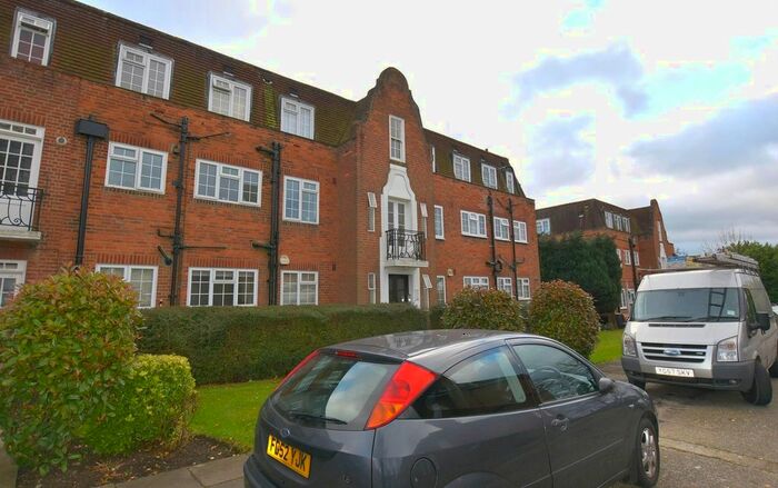2 Bedroom Flat To Rent In Belmont Close Cockfosters, Herts, EN4