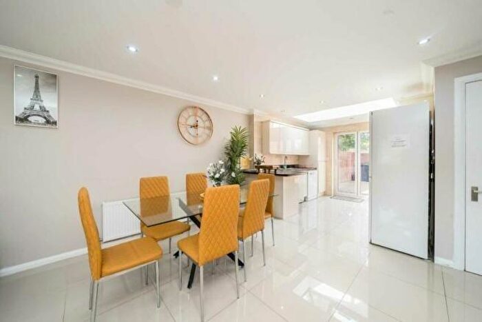 3 Bedroom Terraced House To Rent In Chivalry Road London, SW11