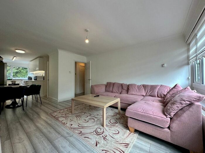 2 Bedroom Flat For Sale In Cameron Close, Warley, Brentwood, CM14