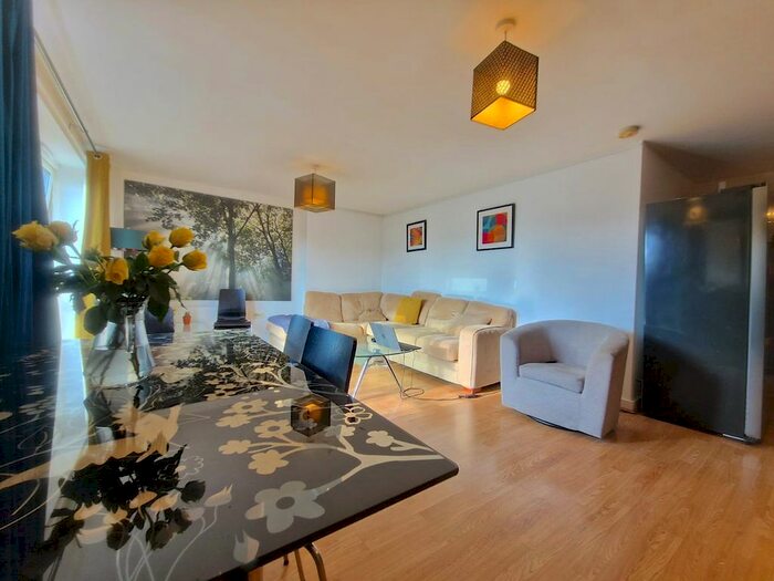 4 Bedroom Flat To Rent In West Arbour Street, Stepney Green, London, E1