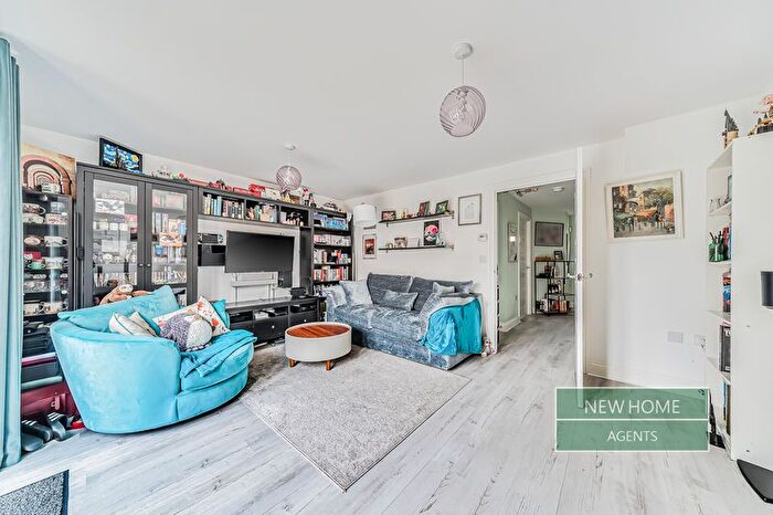 3 Bedroom End Of Terrace House For Sale In Fullbrook Avenue, Reading, RG7