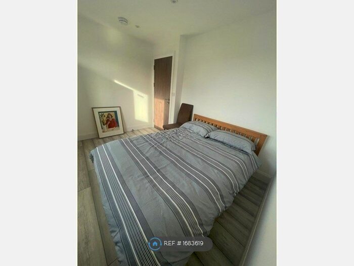 3 Bedroom Flat To Rent In Russell Lane, London, N20