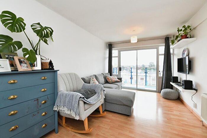 1 Bedroom Flat For Sale In The Vineyards, Great Baddow, Chelmsford, Essex, CM2