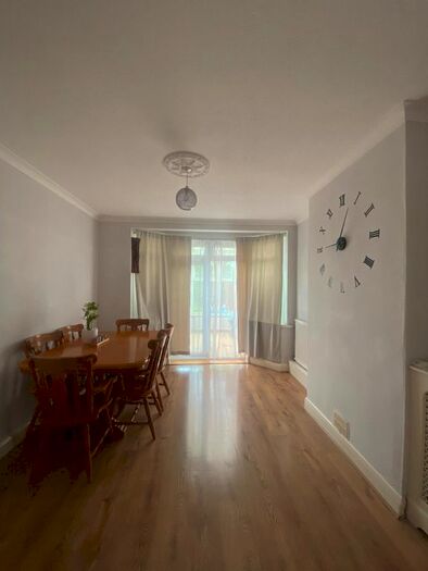 2 Bedroom Flat To Rent In Birch Grove, London, W3