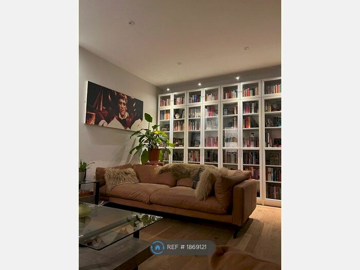 2 Bedroom Flat To Rent In Littleworth Road, Esher, KT10