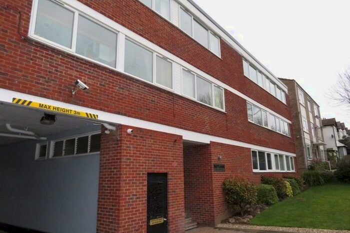 2 Bedroom Flat To Rent In Church Hill, Loughton, IG10