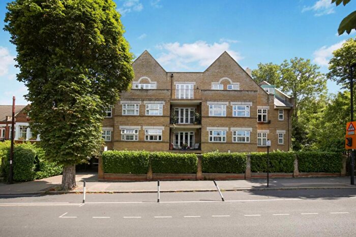 2 Bedroom Flat To Rent In Forest Court, Rosendale Road. Herne Hill, SE24
