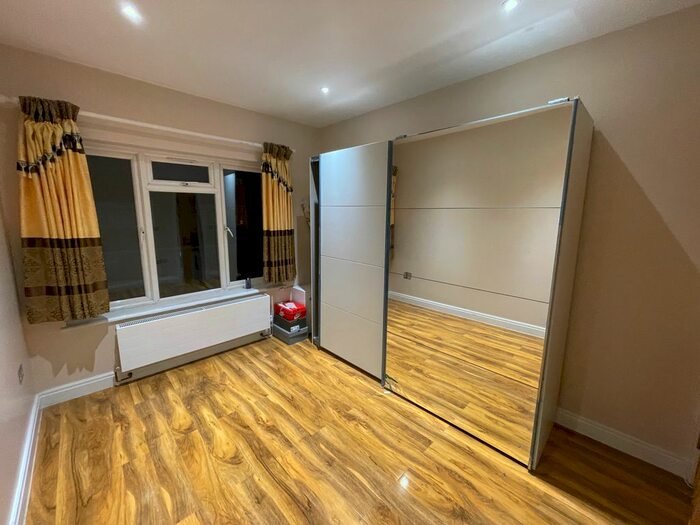 2 Bedroom Flat To Rent In Brunswick Avenue, London, N11