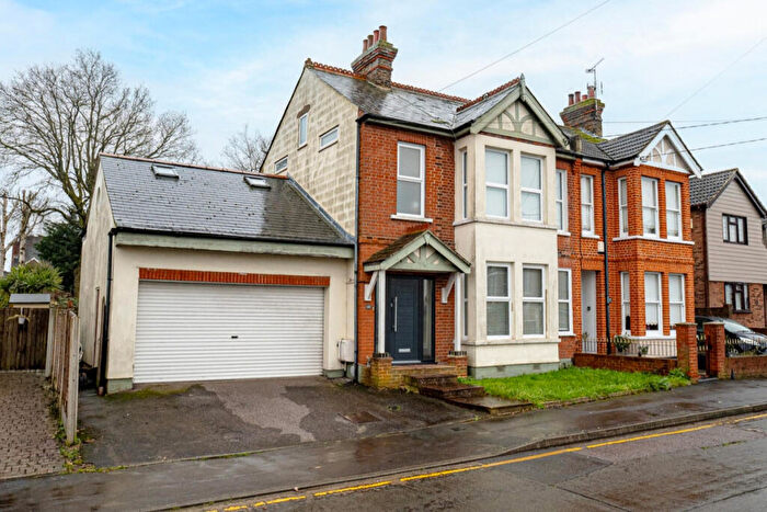 4 Bedroom Semi Detached House For Sale In Gladstone Road, Hockley, SS5