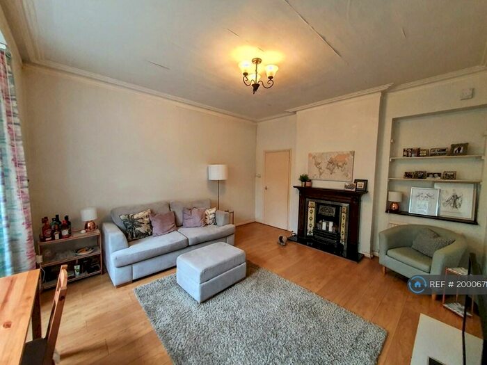 2 Bedroom Maisonette To Rent In Croydon Road, Caterham, CR3