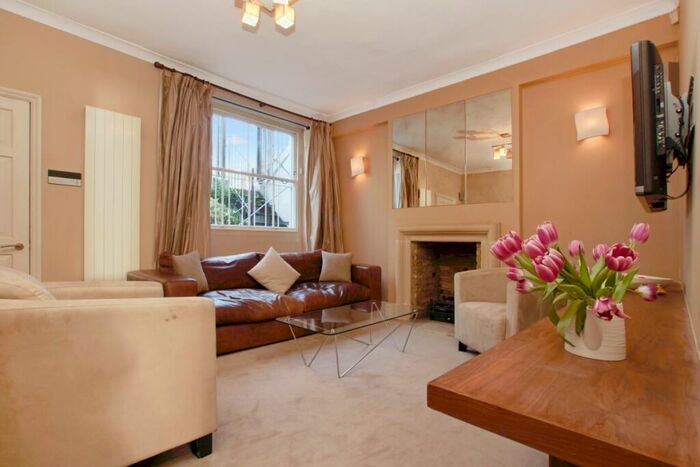 3 Bedroom Ground Maisonette To Rent In Claremont Square, London, N1