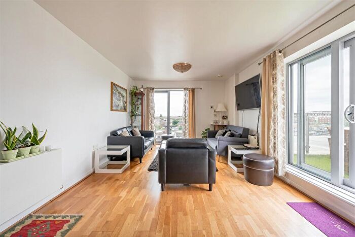 2 Bedroom Apartment For Sale In Queen Mary Avenue, South Woodford, E18