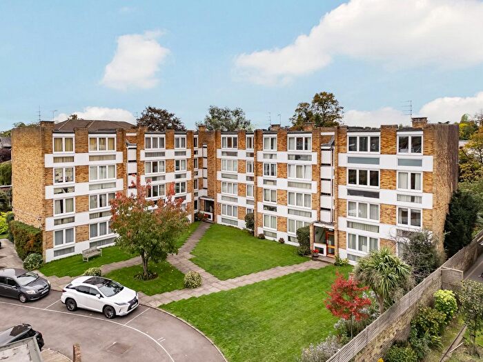 2 Bedroom Flat For Sale In Kent Road, Kew, TW9