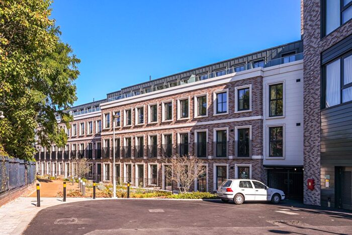 2 Bedroom Flat To Rent In Bradshaw Close, London, Twickenham, TW1