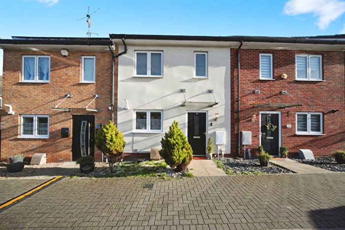 3 Bedroom Terraced House For Sale In Hedges Way, Luton, LU4