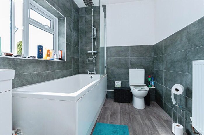 2 Bedroom Flat For Sale In Feversham Avenue, Bournemouth, BH8