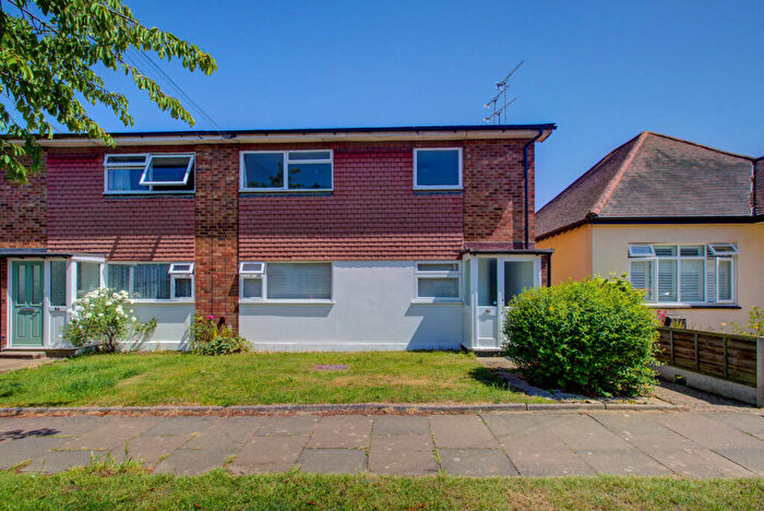2 Bedroom Flat For Sale In Olivia Drive, Leigh-on-sea, SS9