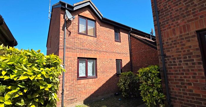 2 Bedroom Flat For Sale In Oakley Close, Grays, Essex, RM20