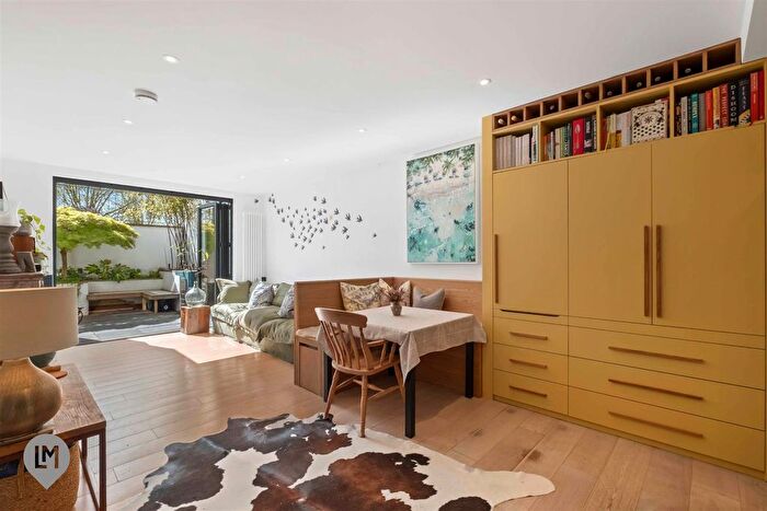 2 Bedroom Flat For Sale In Standen Road, London, SW18
