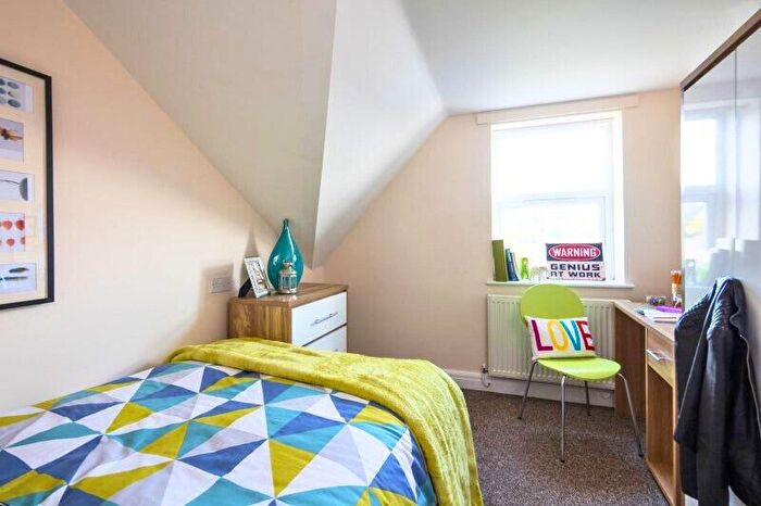 3 Bedroom Flat To Rent In Hyde Park Road, Leeds, LS6