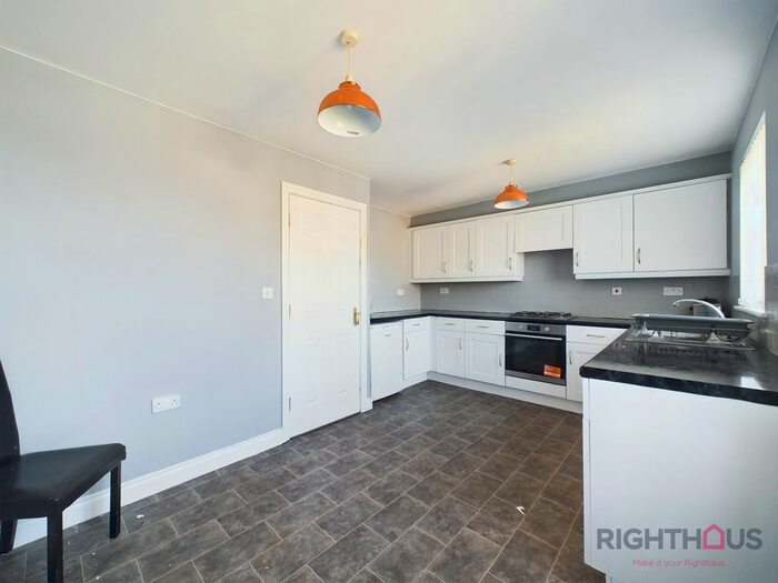 3 Bedroom Town House For Sale In Widdop Close, Bradford, BD6