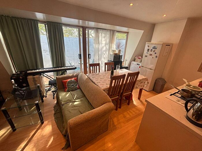 1 Bedroom Flat To Rent In Chiswick High Road, London, W4